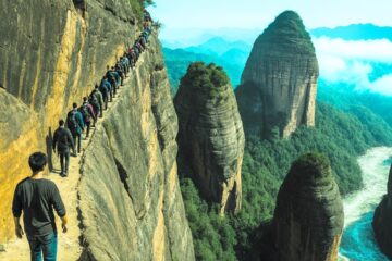 15 Natural Wonders That Redefine the Edge of Reality